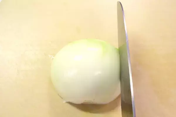 「切り方変えると目に沁みない!?「涙が出にくい玉ねぎの切り方」に挑戦！トントンじゃなくてシュッシュッ⁉」の画像