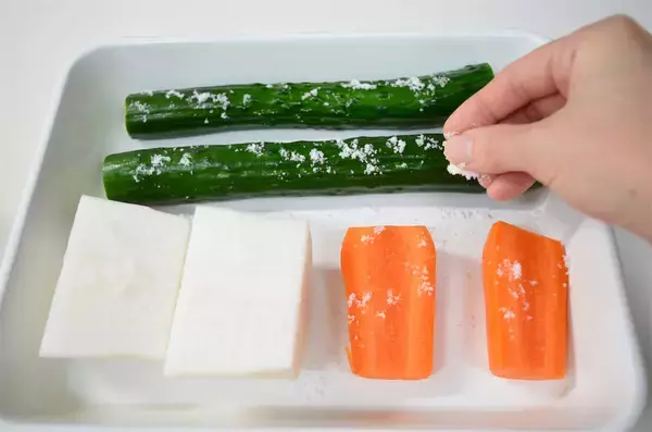 「【ほぼぬか漬け】白みそ×ヨーグルトで野菜を漬け込んだら…!?一晩でまるで料亭の味♡【野菜ソムリエ直伝】」の画像