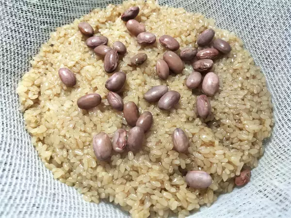 「【絶品！郷土メシ】茶色い赤飯とはこれいかに!?長岡名物「醤油おこわ」作ってみた！金時豆でホクホクもちもち」の画像