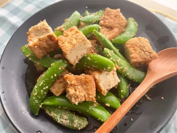 【アップデートゴマ和え】スナップエンドウと厚揚げを「ダブルゴマ」でコク深く和えてみた！豆板醤でピリッ