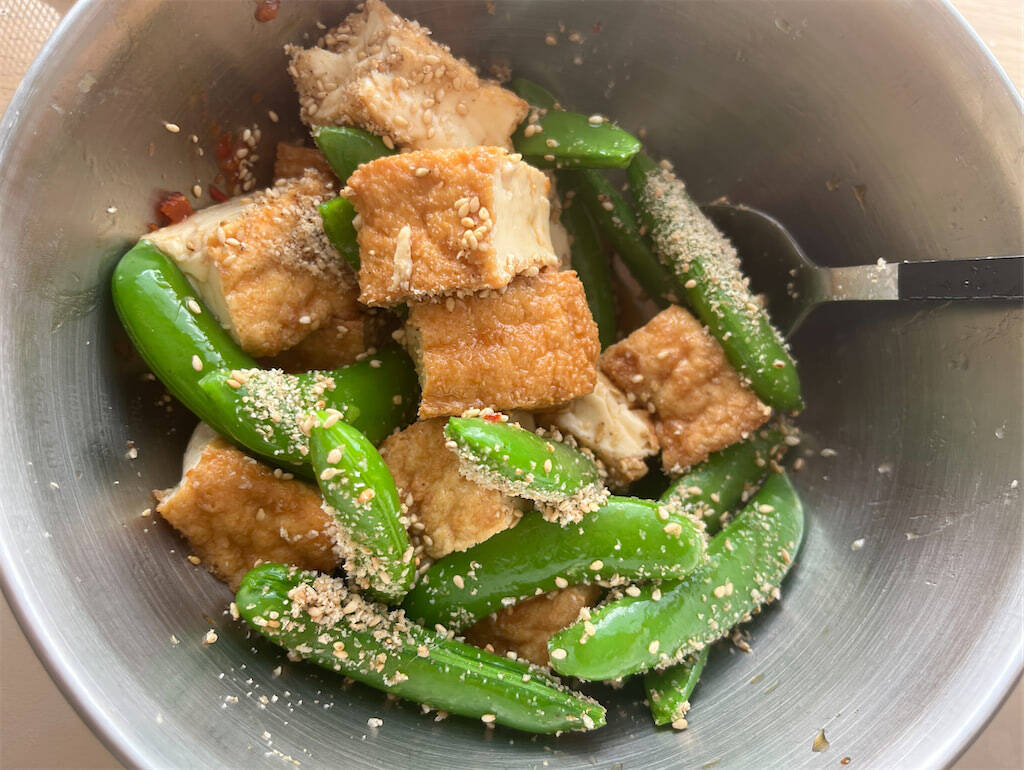 【アップデートゴマ和え】スナップエンドウと厚揚げを「ダブルゴマ」でコク深く和えてみた！豆板醤でピリッ