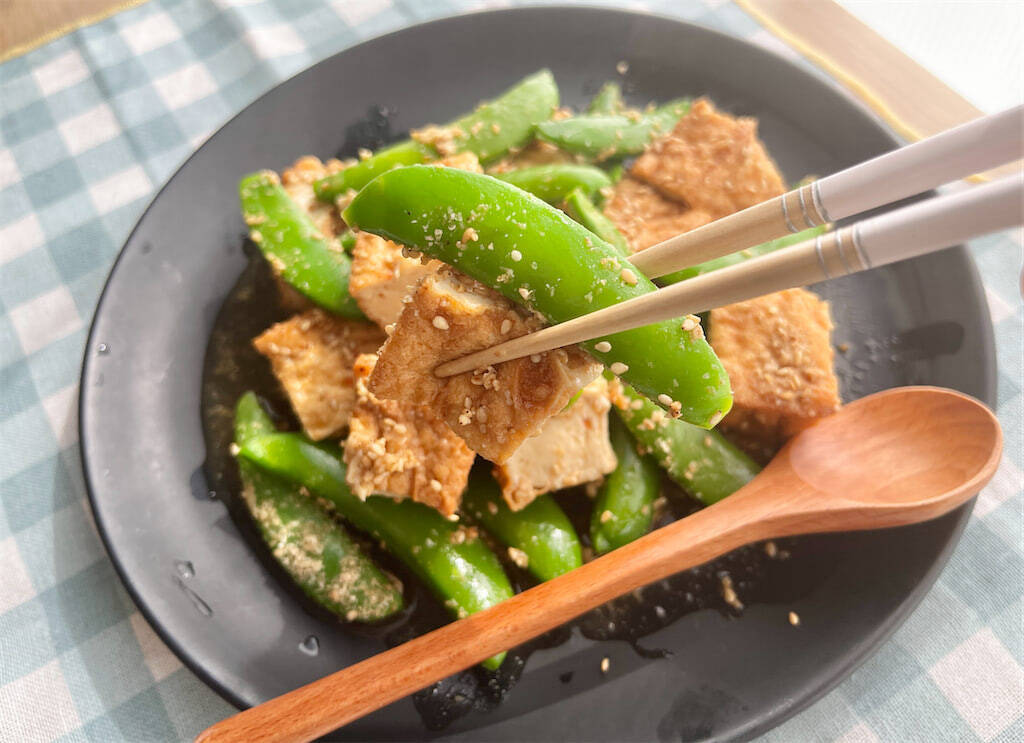【アップデートゴマ和え】スナップエンドウと厚揚げを「ダブルゴマ」でコク深く和えてみた！豆板醤でピリッ