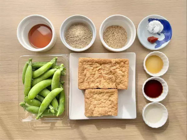 「【アップデートゴマ和え】スナップエンドウと厚揚げを「ダブルゴマ」でコク深く和えてみた！豆板醤でピリッ」の画像