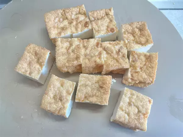 「【アップデートゴマ和え】スナップエンドウと厚揚げを「ダブルゴマ」でコク深く和えてみた！豆板醤でピリッ」の画像