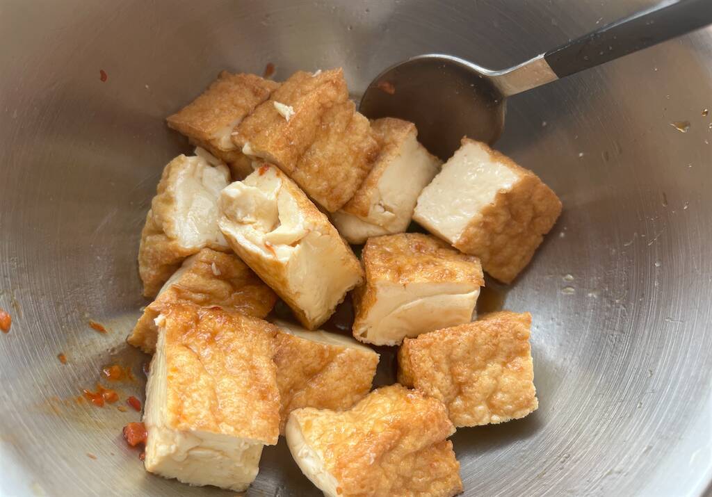 【アップデートゴマ和え】スナップエンドウと厚揚げを「ダブルゴマ」でコク深く和えてみた！豆板醤でピリッ