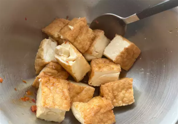 「【アップデートゴマ和え】スナップエンドウと厚揚げを「ダブルゴマ」でコク深く和えてみた！豆板醤でピリッ」の画像