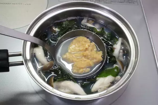 「【お疲れボディはみそ汁でケア】「シジミとシメジの腸活みそ汁」作ってみた！旨味がシミジミ染み渡る〜」の画像