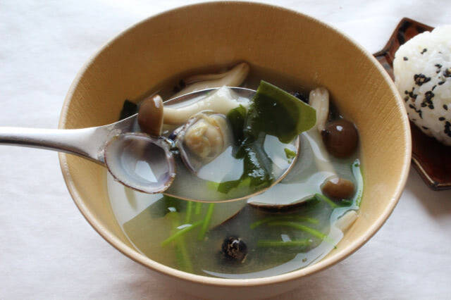 【お疲れボディはみそ汁でケア】「シジミとシメジの腸活みそ汁」作ってみた！旨味がシミジミ染み渡る〜
