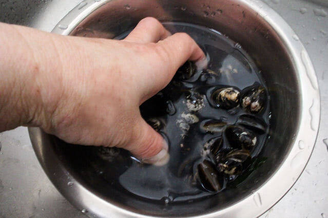 【お疲れボディはみそ汁でケア】「シジミとシメジの腸活みそ汁」作ってみた！旨味がシミジミ染み渡る〜
