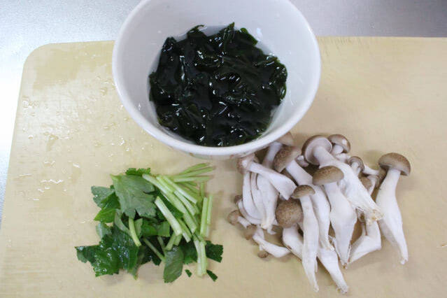 【お疲れボディはみそ汁でケア】「シジミとシメジの腸活みそ汁」作ってみた！旨味がシミジミ染み渡る〜