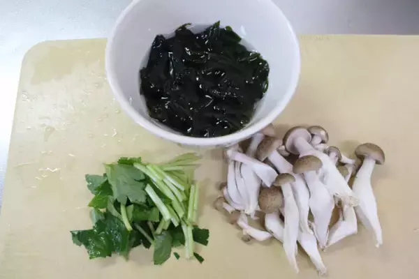「【お疲れボディはみそ汁でケア】「シジミとシメジの腸活みそ汁」作ってみた！旨味がシミジミ染み渡る〜」の画像