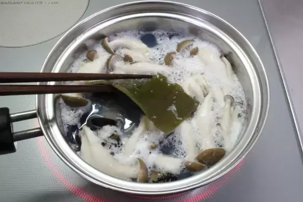 「【お疲れボディはみそ汁でケア】「シジミとシメジの腸活みそ汁」作ってみた！旨味がシミジミ染み渡る〜」の画像