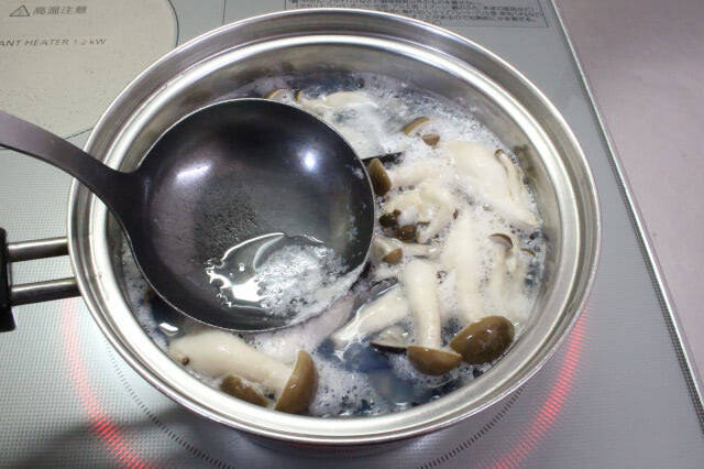 【お疲れボディはみそ汁でケア】「シジミとシメジの腸活みそ汁」作ってみた！旨味がシミジミ染み渡る〜