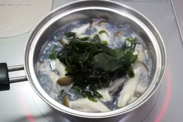 「【お疲れボディはみそ汁でケア】「シジミとシメジの腸活みそ汁」作ってみた！旨味がシミジミ染み渡る〜」の画像