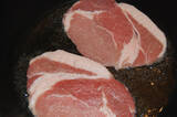 「パサつきがちな分厚い豚ロース肉が…塩麹でやわらか～♡「やみつきガリバタポークステーキ」に挑戦！」の画像10