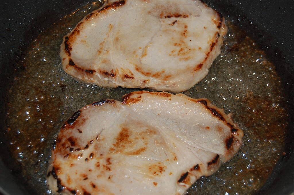 パサつきがちな分厚い豚ロース肉が…塩麹でやわらか～♡「やみつきガリバタポークステーキ」に挑戦！