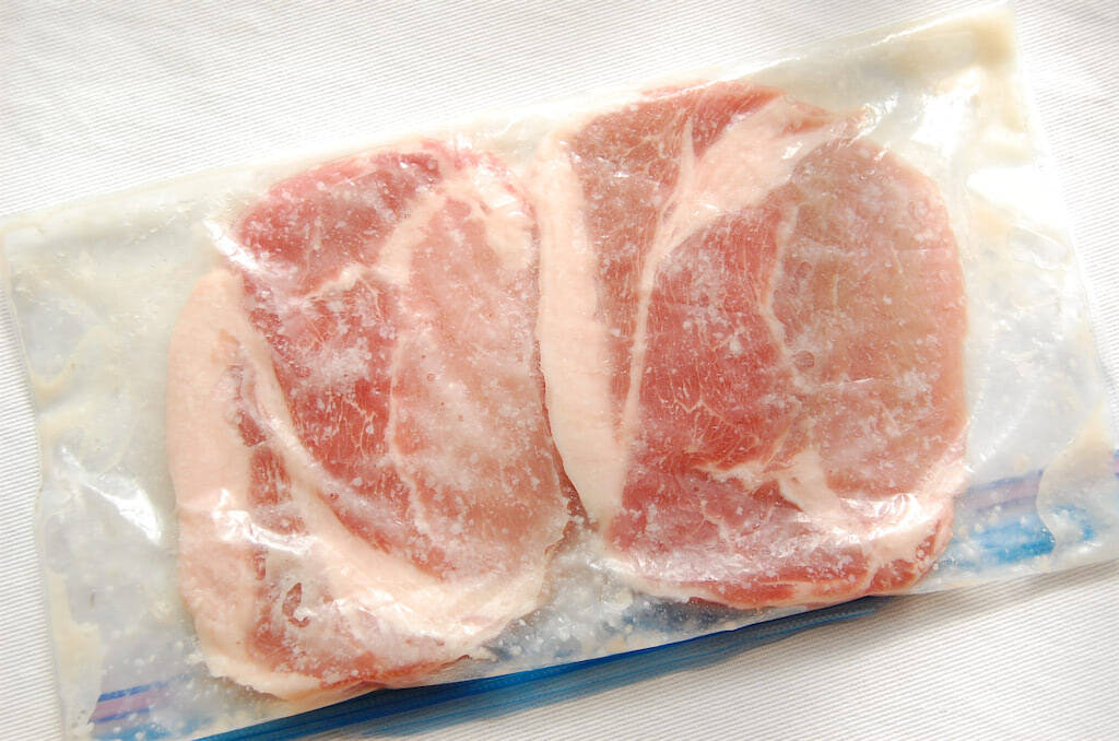 パサつきがちな分厚い豚ロース肉が…塩麹でやわらか～♡「やみつきガリバタポークステーキ」に挑戦！