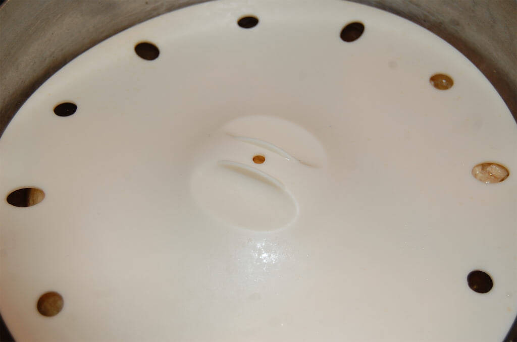 えのきと鶏ひき肉のタネがパンパン！噛むと出汁がジュワ～な「えのき肉いなり」に挑戦♪発想が斬新すぎ