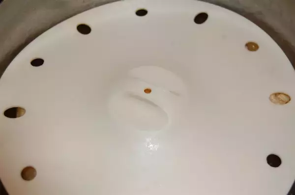 「えのきと鶏ひき肉のタネがパンパン！噛むと出汁がジュワ～な「えのき肉いなり」に挑戦♪発想が斬新すぎ」の画像