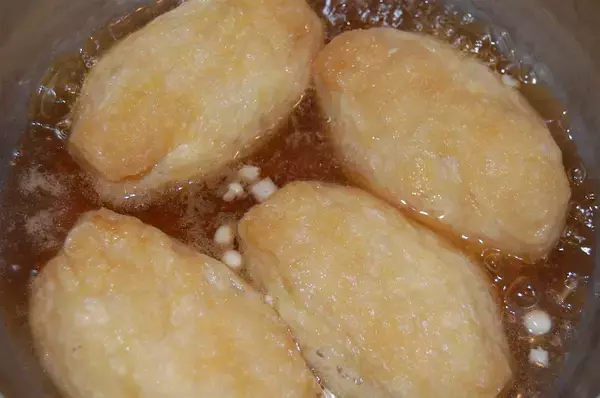 「えのきと鶏ひき肉のタネがパンパン！噛むと出汁がジュワ～な「えのき肉いなり」に挑戦♪発想が斬新すぎ」の画像