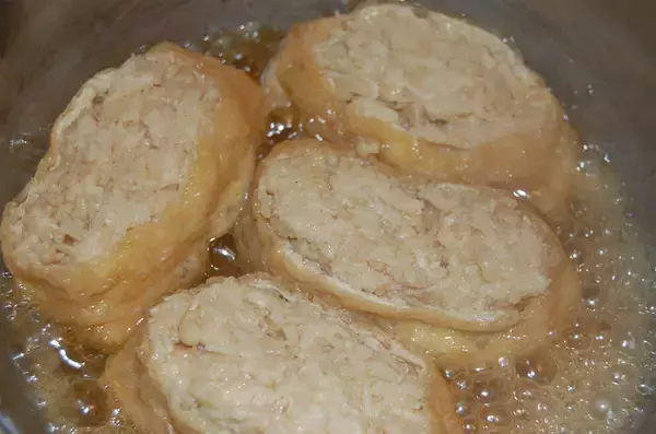 「えのきと鶏ひき肉のタネがパンパン！噛むと出汁がジュワ～な「えのき肉いなり」に挑戦♪発想が斬新すぎ」の画像