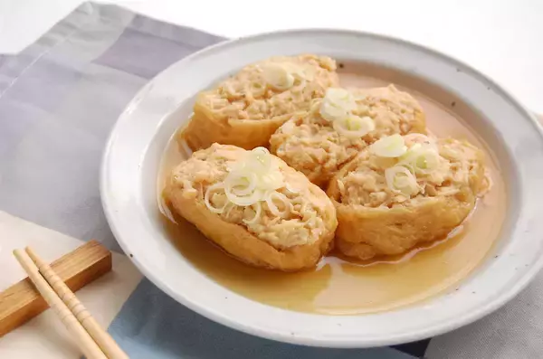 「えのきと鶏ひき肉のタネがパンパン！噛むと出汁がジュワ～な「えのき肉いなり」に挑戦♪発想が斬新すぎ」の画像