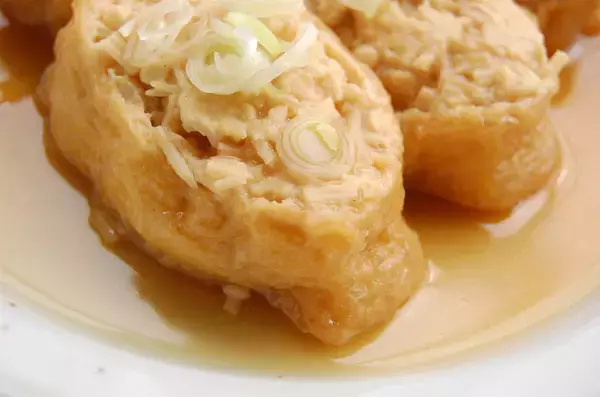 「えのきと鶏ひき肉のタネがパンパン！噛むと出汁がジュワ～な「えのき肉いなり」に挑戦♪発想が斬新すぎ」の画像