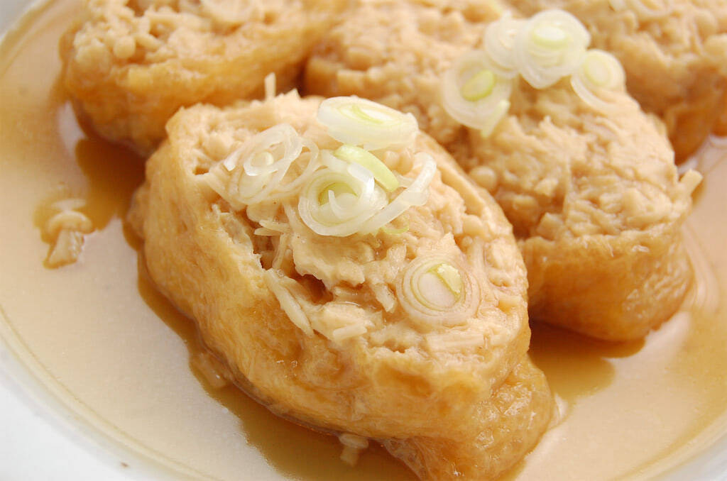 えのきと鶏ひき肉のタネがパンパン！噛むと出汁がジュワ～な「えのき肉いなり」に挑戦♪発想が斬新すぎ