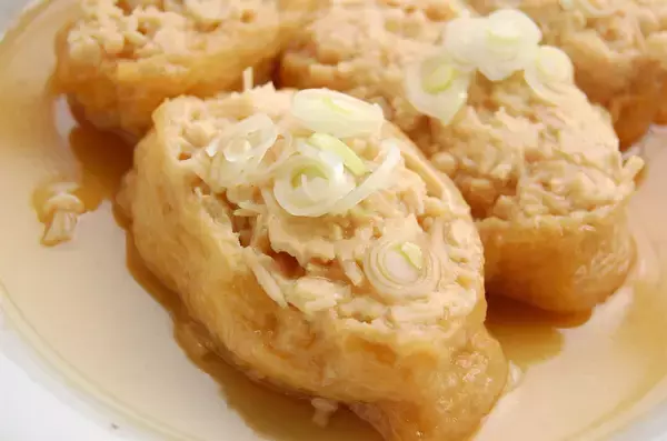 「えのきと鶏ひき肉のタネがパンパン！噛むと出汁がジュワ～な「えのき肉いなり」に挑戦♪発想が斬新すぎ」の画像