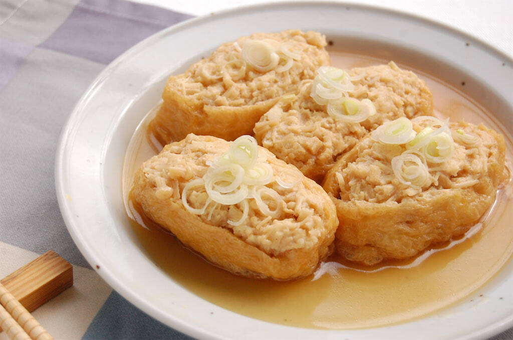 えのきと鶏ひき肉のタネがパンパン！噛むと出汁がジュワ～な「えのき肉いなり」に挑戦♪発想が斬新すぎ