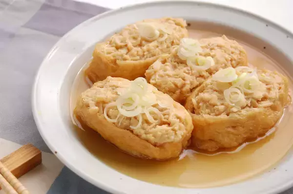 「えのきと鶏ひき肉のタネがパンパン！噛むと出汁がジュワ～な「えのき肉いなり」に挑戦♪発想が斬新すぎ」の画像