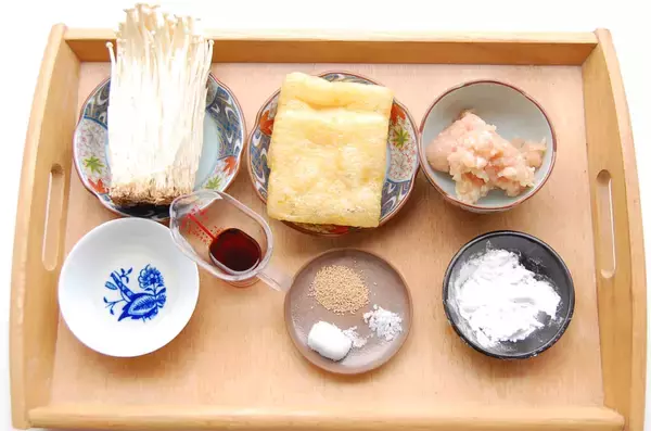 「えのきと鶏ひき肉のタネがパンパン！噛むと出汁がジュワ～な「えのき肉いなり」に挑戦♪発想が斬新すぎ」の画像