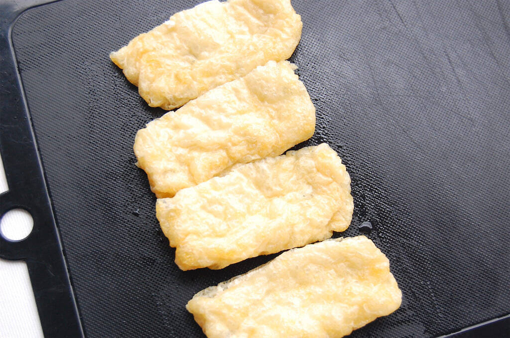 えのきと鶏ひき肉のタネがパンパン！噛むと出汁がジュワ～な「えのき肉いなり」に挑戦♪発想が斬新すぎ