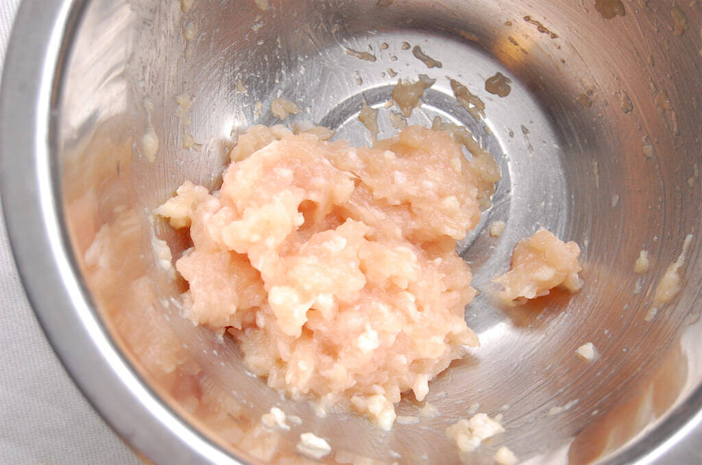 えのきと鶏ひき肉のタネがパンパン！噛むと出汁がジュワ～な「えのき肉いなり」に挑戦♪発想が斬新すぎ