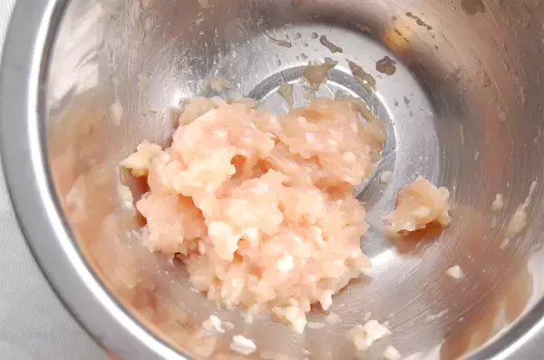 「えのきと鶏ひき肉のタネがパンパン！噛むと出汁がジュワ～な「えのき肉いなり」に挑戦♪発想が斬新すぎ」の画像