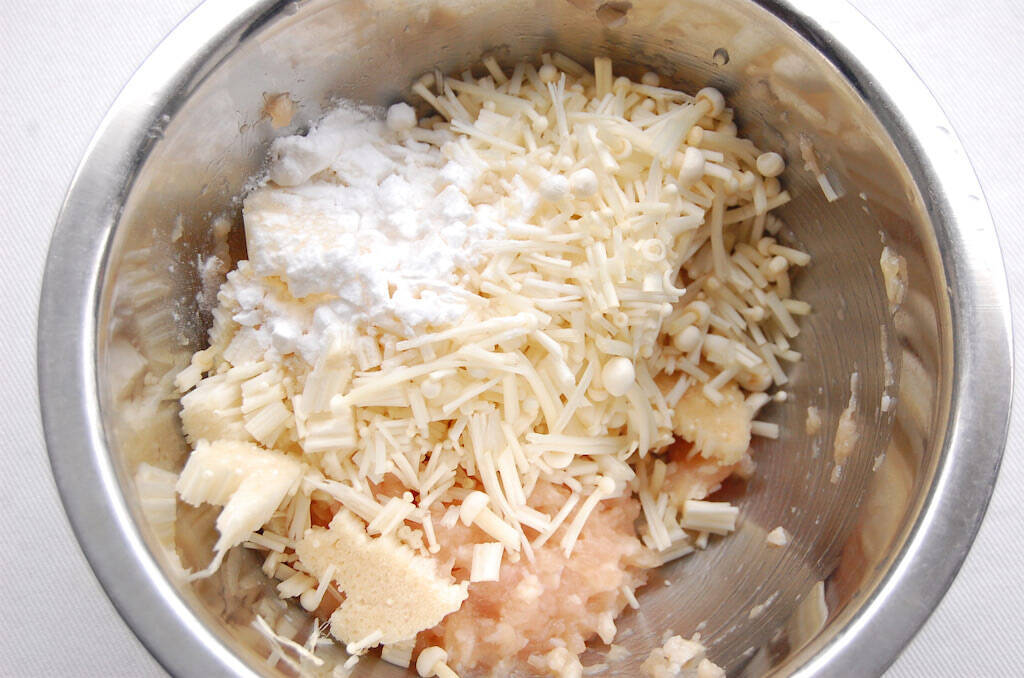 えのきと鶏ひき肉のタネがパンパン！噛むと出汁がジュワ～な「えのき肉いなり」に挑戦♪発想が斬新すぎ