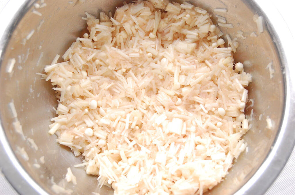 えのきと鶏ひき肉のタネがパンパン！噛むと出汁がジュワ～な「えのき肉いなり」に挑戦♪発想が斬新すぎ