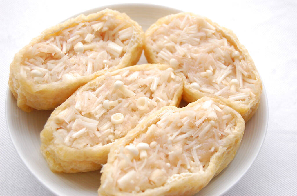 えのきと鶏ひき肉のタネがパンパン！噛むと出汁がジュワ～な「えのき肉いなり」に挑戦♪発想が斬新すぎ