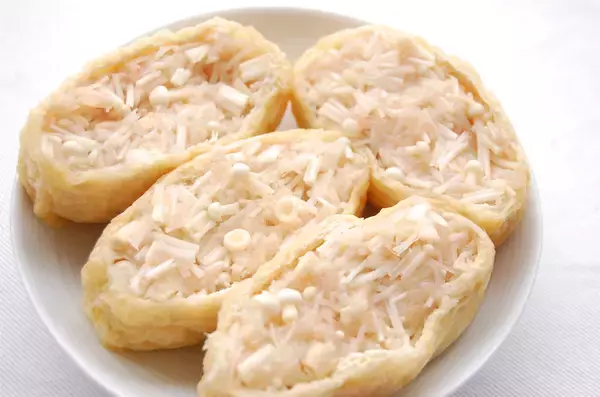 「えのきと鶏ひき肉のタネがパンパン！噛むと出汁がジュワ～な「えのき肉いなり」に挑戦♪発想が斬新すぎ」の画像