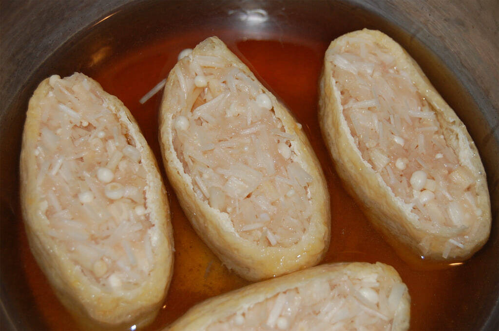 えのきと鶏ひき肉のタネがパンパン！噛むと出汁がジュワ～な「えのき肉いなり」に挑戦♪発想が斬新すぎ