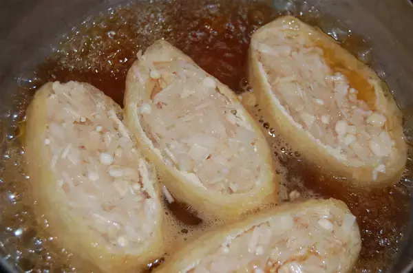 「えのきと鶏ひき肉のタネがパンパン！噛むと出汁がジュワ～な「えのき肉いなり」に挑戦♪発想が斬新すぎ」の画像