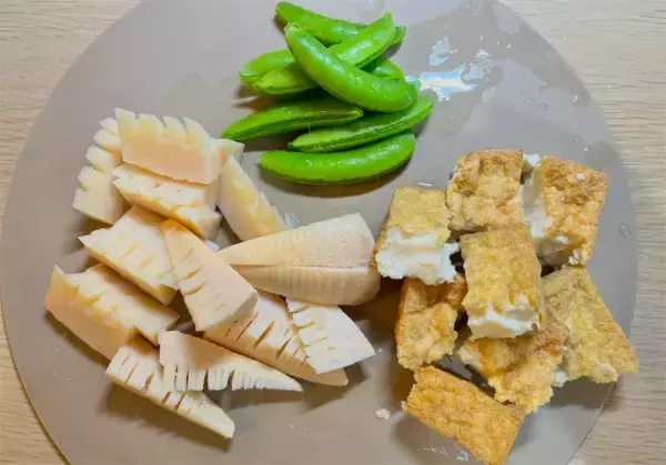 「【水煮でも旨い】春っぽさ味わいたいので「たけのこと厚揚げのほっこり煮」作ってみた！だしの香りたまんない♪」の画像