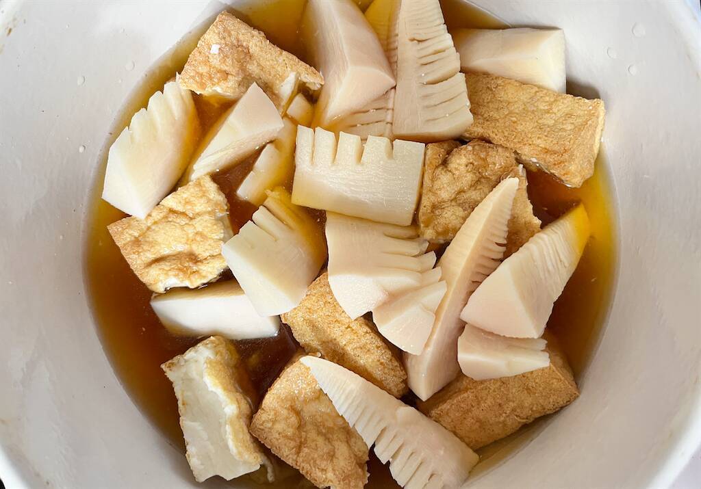 【水煮でも旨い】春っぽさ味わいたいので「たけのこと厚揚げのほっこり煮」作ってみた！だしの香りたまんない♪