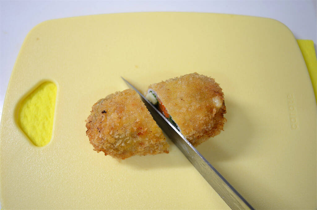 【えっ、えのきって干すの!?】旨味と食感がケタ違い！長野県の農家直伝「干しえのきの肉巻きフライ」作ってみた