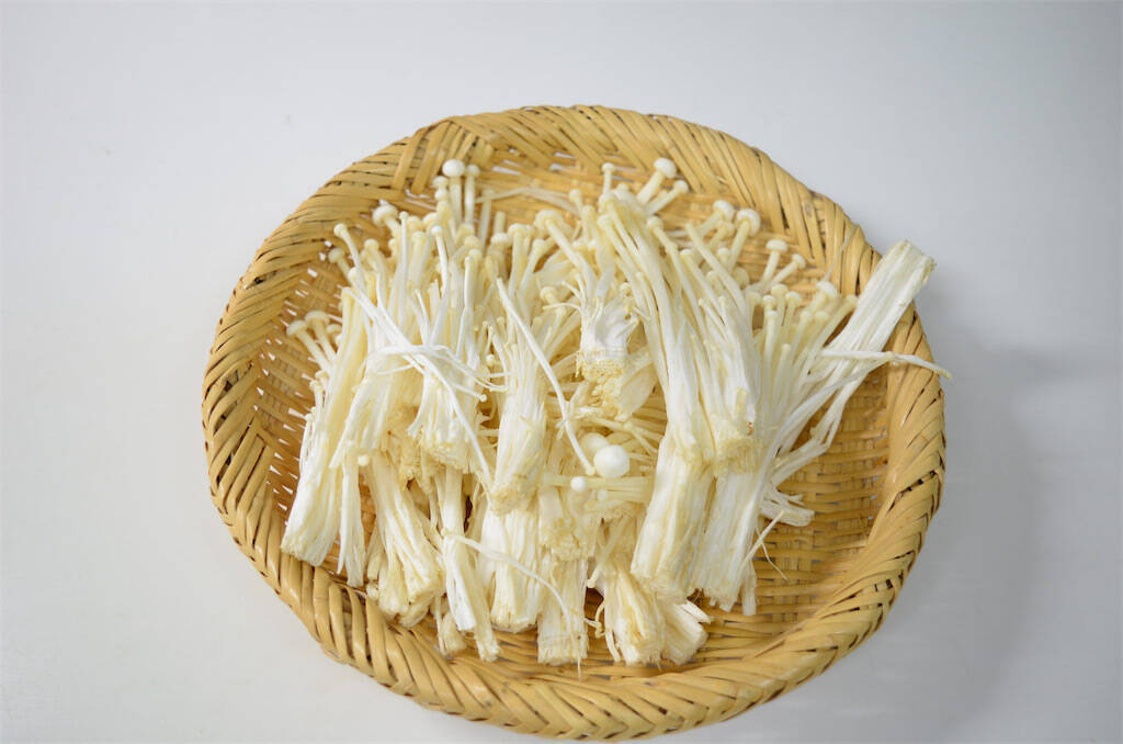 【えっ、えのきって干すの!?】旨味と食感がケタ違い！長野県の農家直伝「干しえのきの肉巻きフライ」作ってみた
