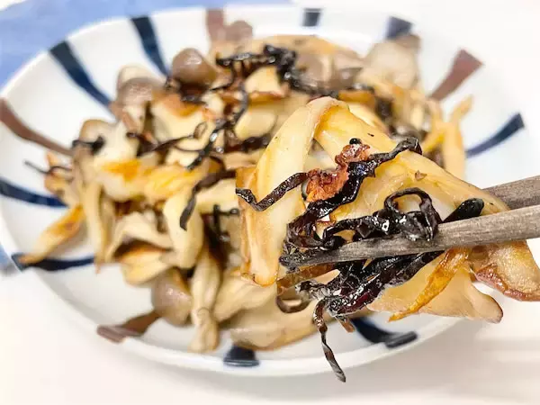 【キノコはバターで炒めて鶏ガラと塩昆布で調味】すると…意味わからんくらい旨い♡舞茸としめじで挑戦！