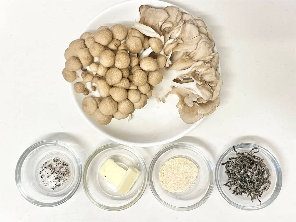 【キノコはバターで炒めて鶏ガラと塩昆布で調味】すると…意味わからんくらい旨い♡舞茸としめじで挑戦！