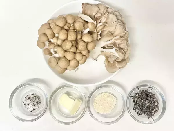 「【キノコはバターで炒めて鶏ガラと塩昆布で調味】すると…意味わからんくらい旨い♡舞茸としめじで挑戦！」の画像