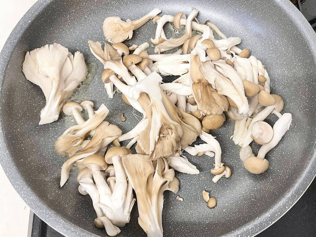 【キノコはバターで炒めて鶏ガラと塩昆布で調味】すると…意味わからんくらい旨い♡舞茸としめじで挑戦！