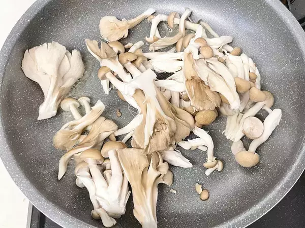 「【キノコはバターで炒めて鶏ガラと塩昆布で調味】すると…意味わからんくらい旨い♡舞茸としめじで挑戦！」の画像